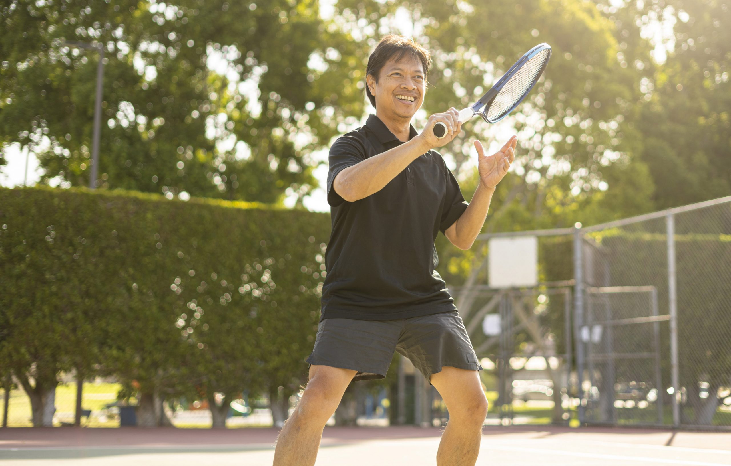 Hombre maduro jugando al tenis golpeando el primer plano de la pelota