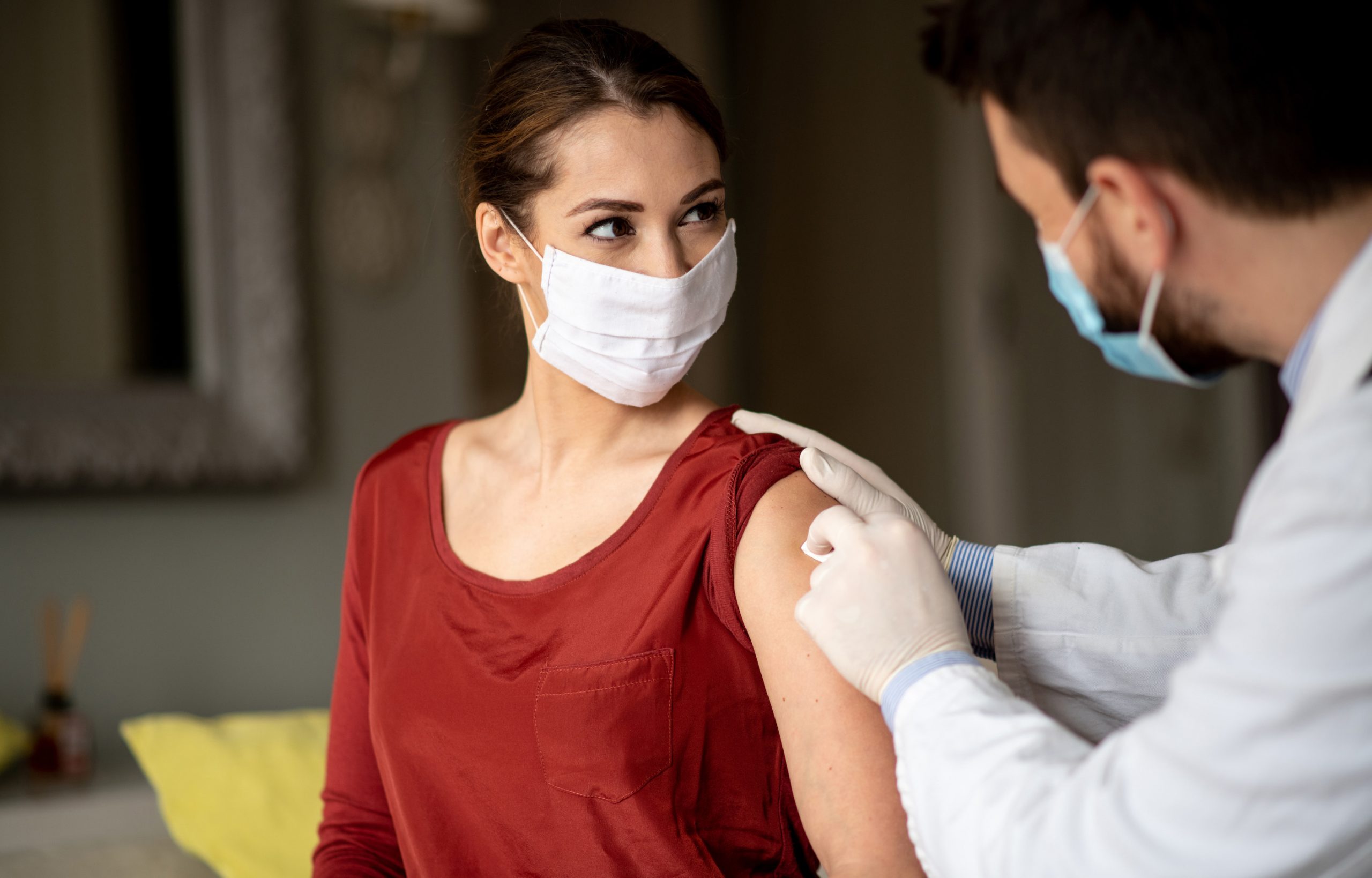 Mujer que consigue una gripe tirada en MDNow